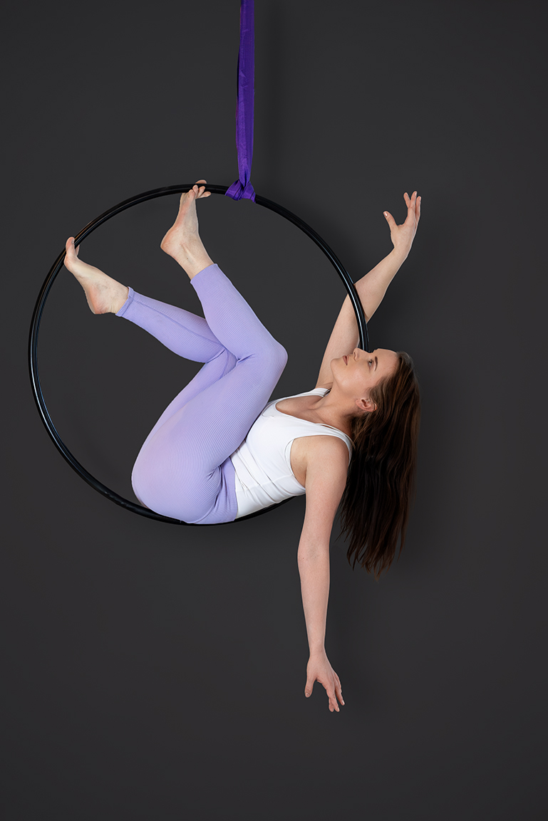 Julia Schmidt liegt im Aerial Hoop