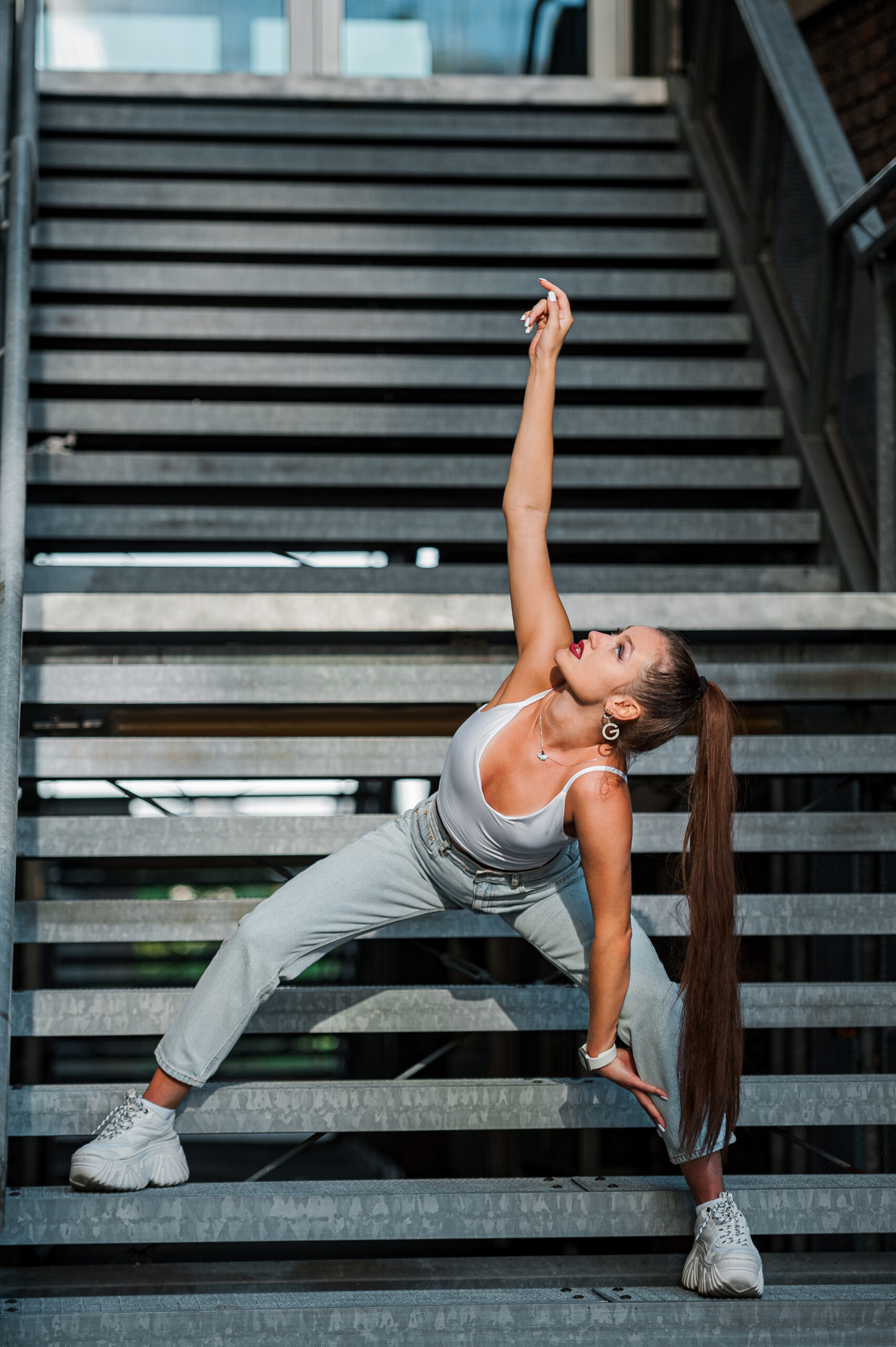 Emiliya Fernandez tanzt auf Metalltreppe